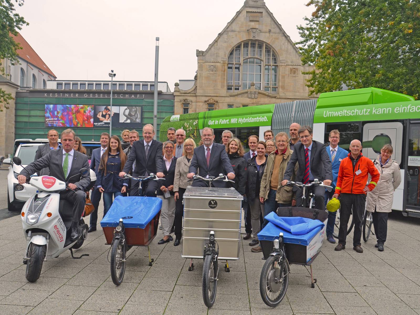 Gruppenfoto Aktion "multimobil" vor einem Üstra-Gelenkbus